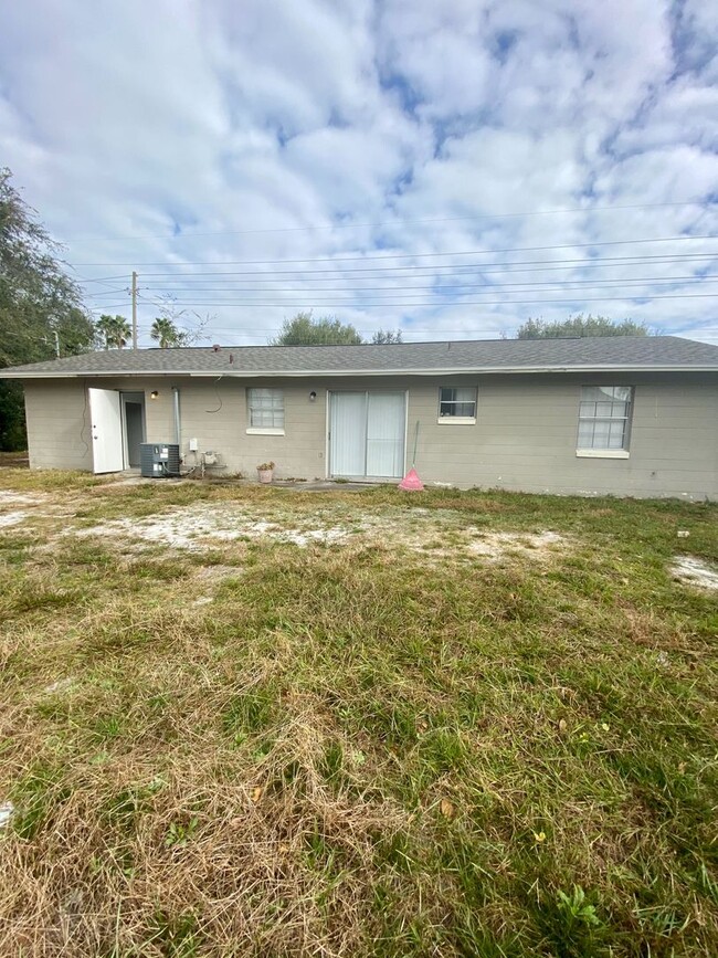 Foto del edificio - 3/1.5 Home Now Available In Deltona