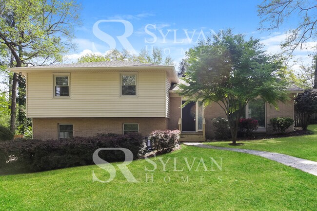 Building Photo - Prepare to fall in love with this 3 bedroo...