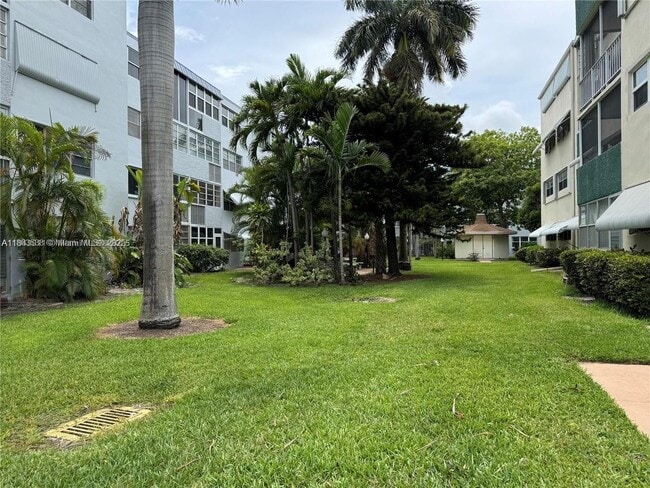Building Photo - 1333 E Hallandale Beach Blvd