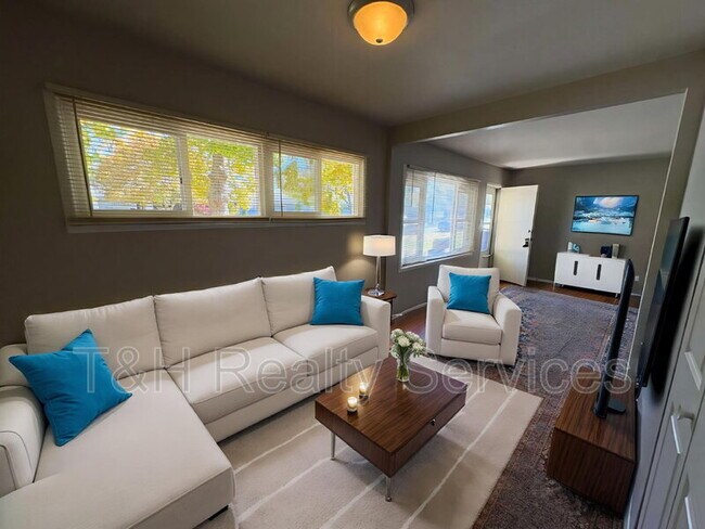 Foto del edificio - 4908 N Kenyon Dr