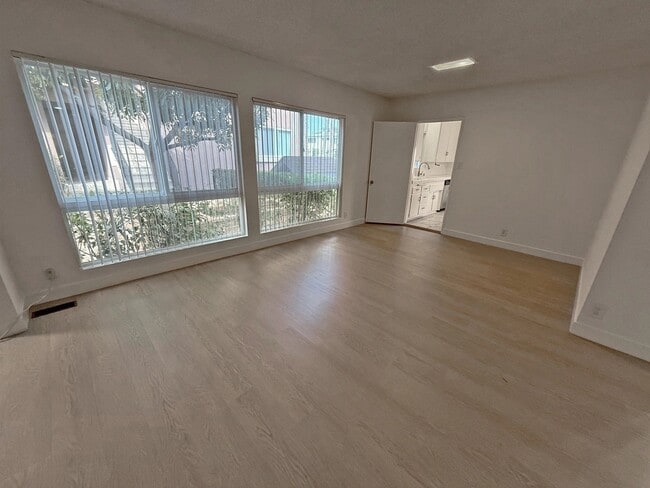 Foto del edificio - 833 S Plymouth Blvd