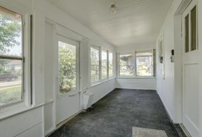 Foto del edificio - 2722 Crown Point Ave