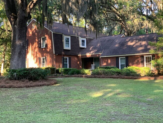 Foto del edificio - Spacious 5BR House in Savannah