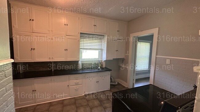 Building Photo - $849 - 2 bed 1 bath - Single Family Home L...