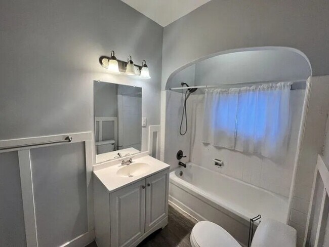 Baño - 923 Turner Ave NW