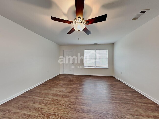 Foto del edificio - 1524 Eastway Dr