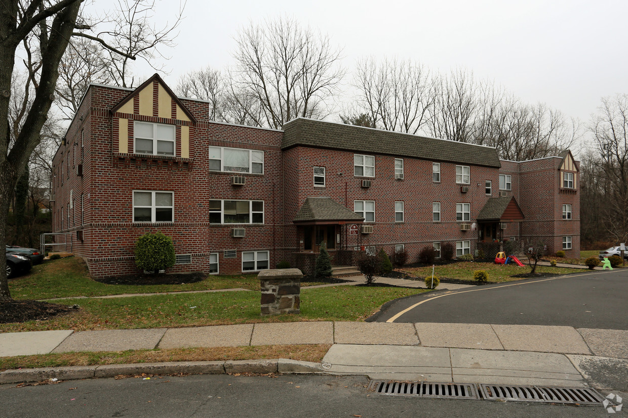 Foxchase Park Apartments - 8248 Rockwell Avenue