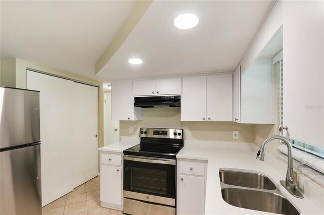Foto del edificio - 9236 Rainbow Ln