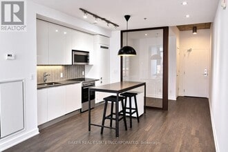 Building Photo - 8 Dovercourt Rd