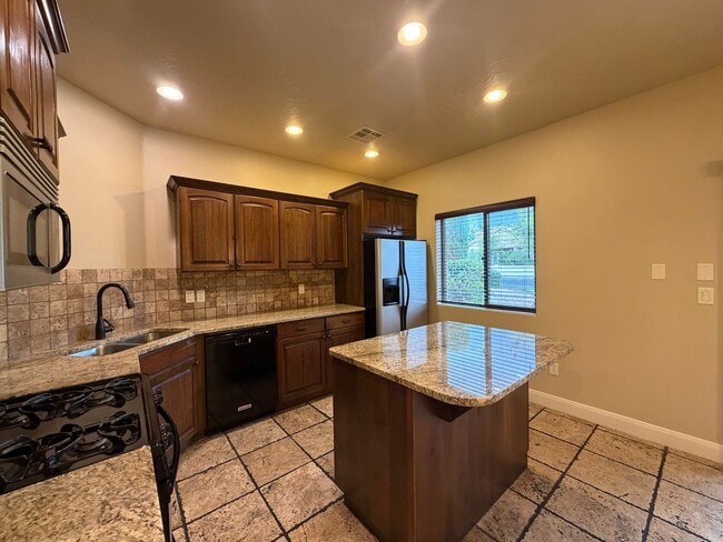 Building Photo - CHARMING TOWNHOME FOR RENT IN ST. GEORGE!