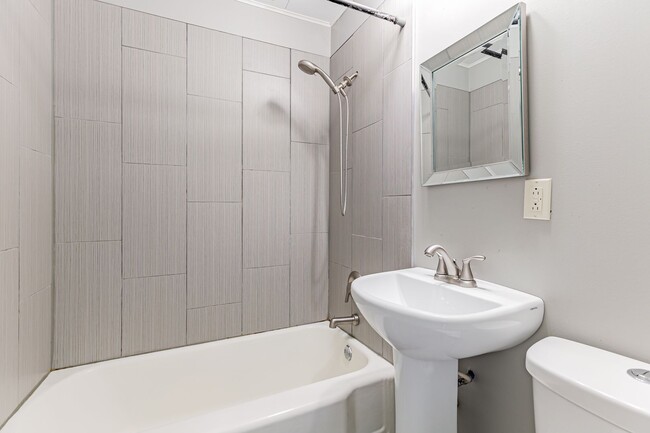 Building Photo - 2 Bedroom 1 Bathroom home located in Champ...