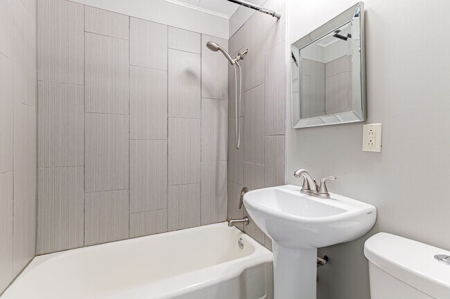 Foto del edificio - 2 Bedroom 1 Bathroom home located in Champ...