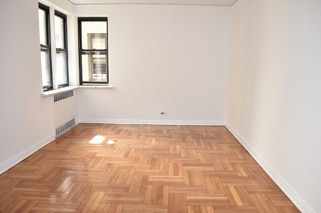Building Photo - 205 Pinehurst Ave
