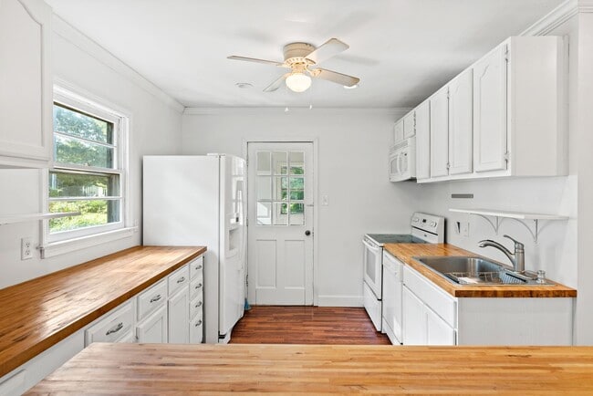 Building Photo - Super Cute House With Fenced Yard