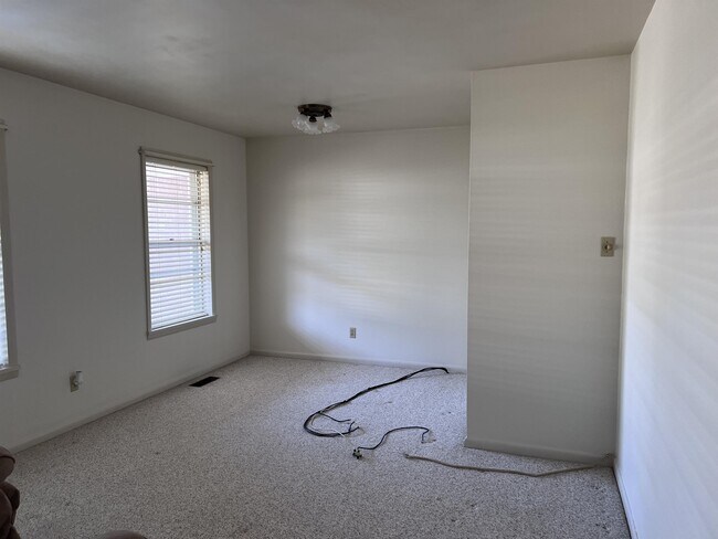 Building Photo - 205 Mockingbird St