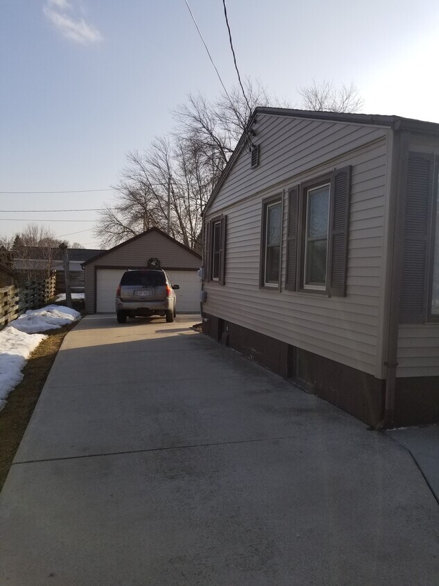 3911 Woodlawn Ct, Manitowoc, WI 54220 House Rental in Manitowoc, WI