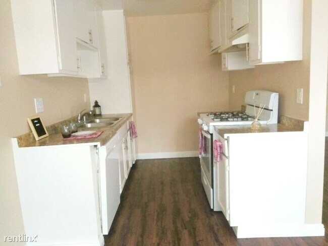 Foto del edificio - 16275 Woodruff Ave