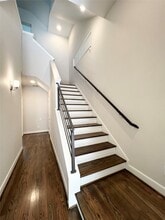 Building Photo - 942 W 18th St