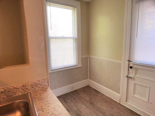 Foto del edificio - Great 2nd floor apt next to Greensboro College and convenient to downtown!