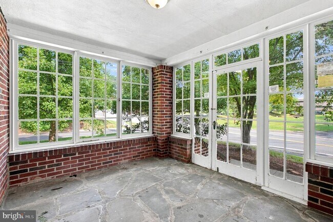 Foto del edificio - 133 Warrenville Rd