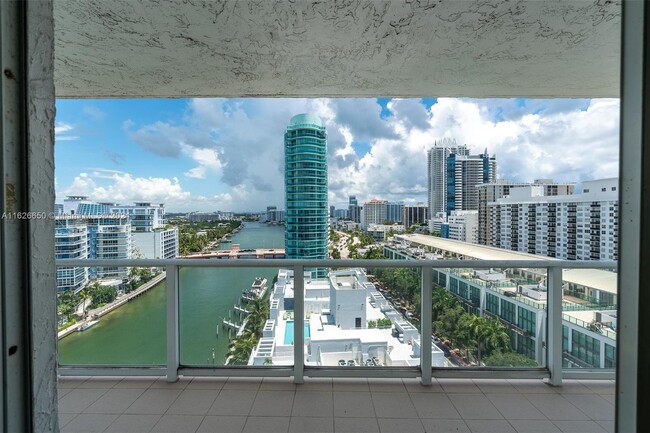 Foto del edificio - 5900 Collins Ave