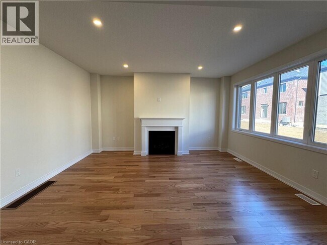 Photo du bâtiment - 90 Sunflower Cres