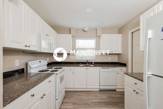 Building Photo - 3 Bedroom Pet-Friendly Home in Sarasota, FL with Main Street Renewal