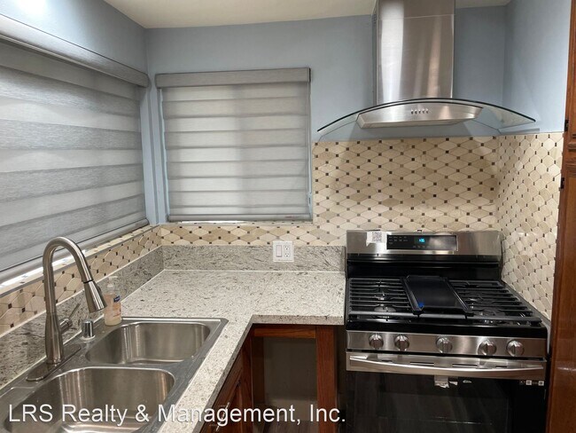 Building Photo - 5 br, 2.5 bath House - 3001 N. Valley View...