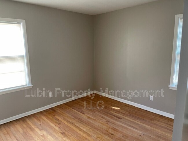 Building Photo - 3558 Hallbrook St