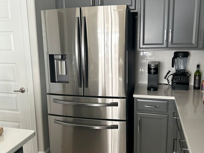 Building Photo - Furnished Townhome built in 2022