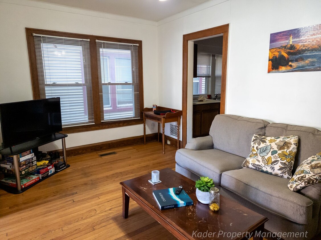 Primary Photo - 325 W Wilson St