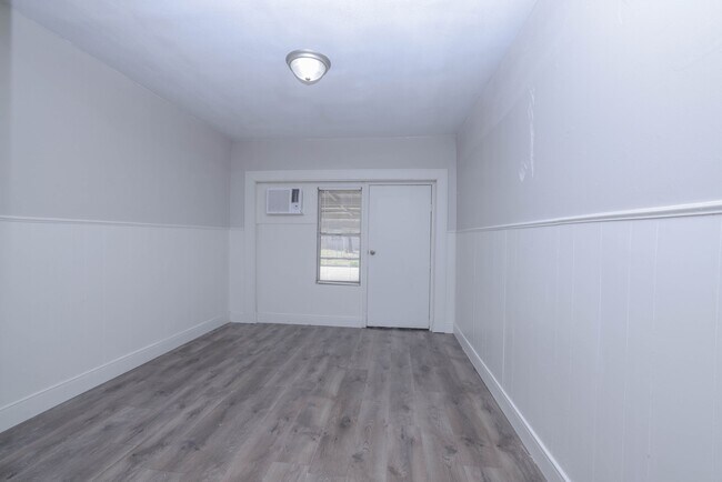 Foto del edificio - 9834 Denning Dr
