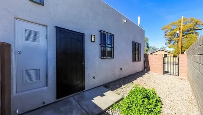 Building Photo - 306 E Yavapai Rd Building Photo - 306 E Yavapai Rd