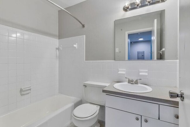 Building Photo - Remodeled 1 Bedroom Apartment!!! Walk to t...
