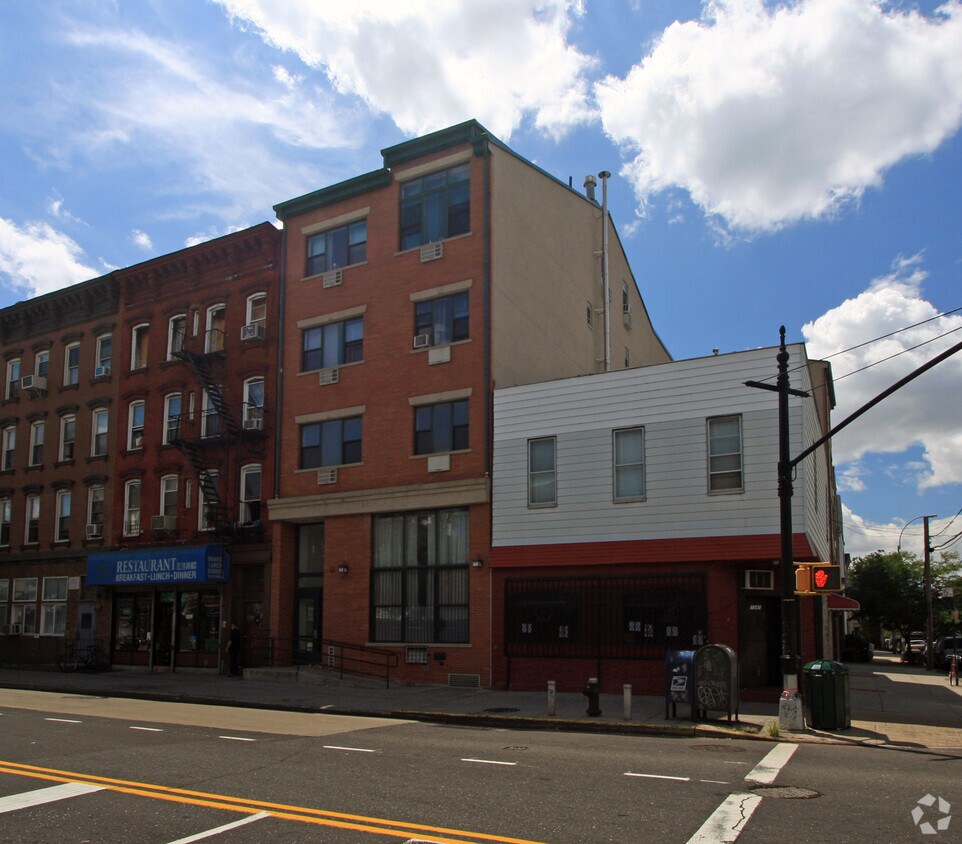 Foto del edificio - 1037 Manhattan Ave