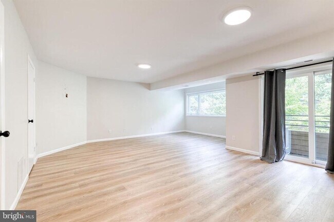Foto del edificio - Welcome to contemporary luxury living in this beautifully renovated 2bd 2.5bth penthouse condo