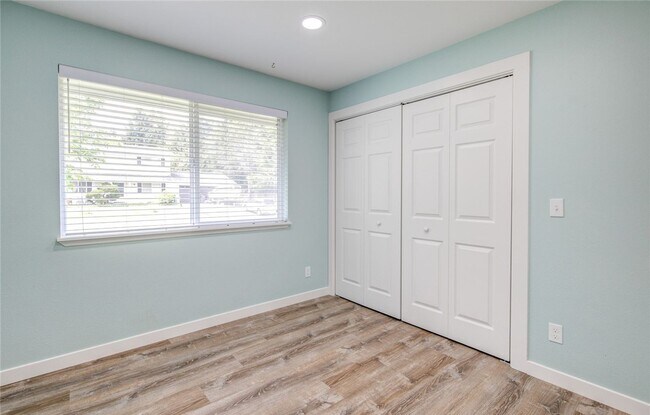 Building Photo - Like New Modern 3 BD, 2 BA Home with Garage