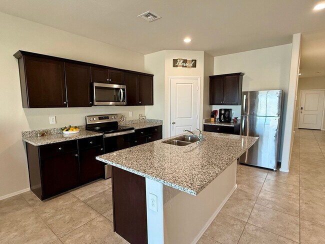 Foto del edificio - Large Newer-Built 4 Bedroom 2 Bathroom 3 Car Garage Home in Coolidge!