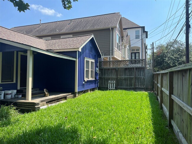 Building Photo - 5122 Larkin St