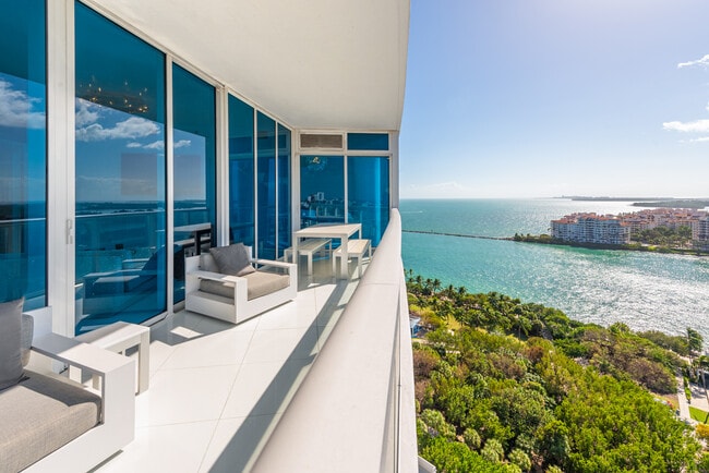 Foto del edificio - 100 South Pointe Dr