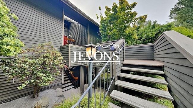 Top-floor 2-level condo with brand-new kitchen and ensuite bath – Utilities and internet included... - Top-floor 2-level condo with brand-new kitchen and ensuite bath – Utilities and internet included...