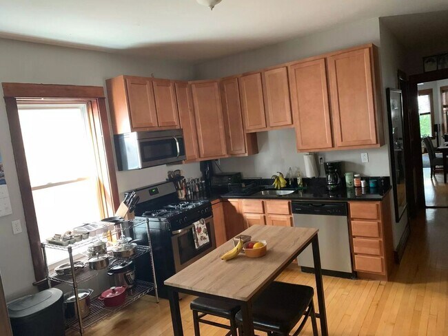 Foto del edificio - 2323 N Hamlin Ave