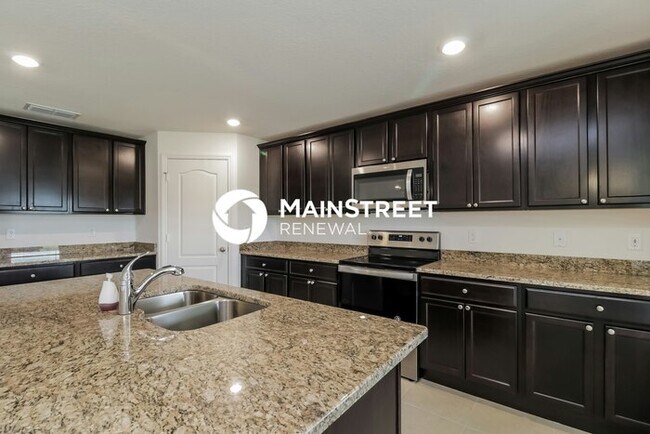 Building Photo - 5 Bedroom Pet-Friendly Home in Leesburg, FL with Main Street Renewal
