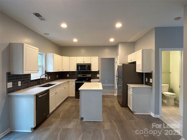Foto del edificio - 6518 Harburn Forest Dr