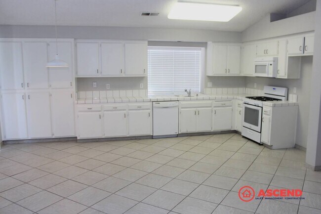 Building Photo - Beautiful 3 Bedroom Home Off Gosford!