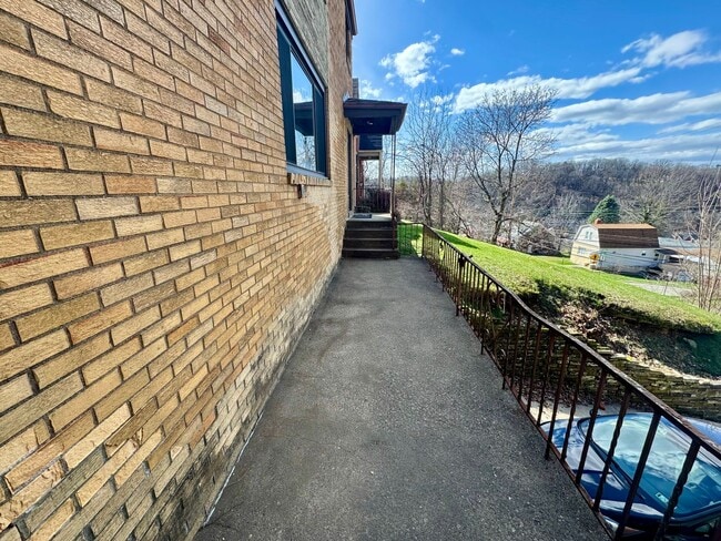 Foto del edificio - 229-231 Marylea Avenue (LO)