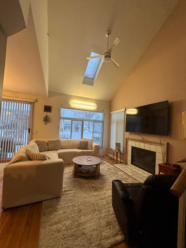 Foto del edificio - 1142 E Wilson Ave