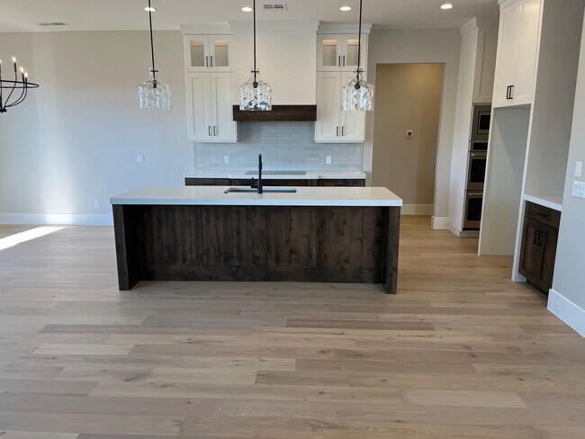 Building Photo - 5 bed | 4.0 bath | 3 car garage brand new ...