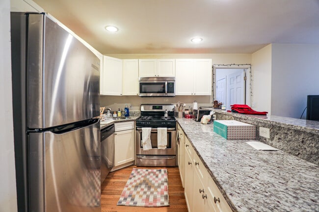 Building Photo - 325 Saint Paul St