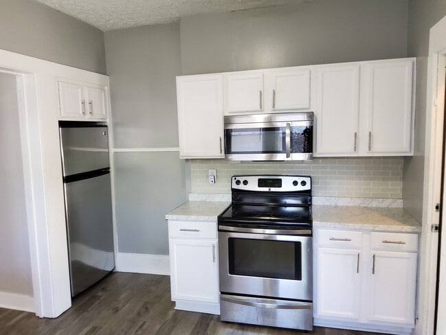 Building Photo - 1191 S Plymouth Ave